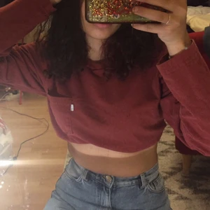 Cropped Levi’s långärmad - En vinröd/röd långärmad (Levis) egenavklipt (cropped) väldigt bekväm och snyg som går att matcha olika<3