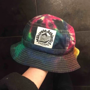  - Supercool Bucket har från milkcrate athletics köpt i street affär i Miami. Knappt använd- nyskick! Batikmönster.   Frakt 22