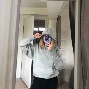 - grå hoodie från collusion i storlek xxs men sitter mer som en s, köpare står för frakt :)