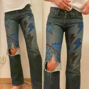  - Strl 29 längd 32. Ritat på dem! Super snygg passform.