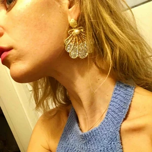  - Glittriga snäckformade örhängen använda en gång. Man blir glad av att ha dem på sig 😉