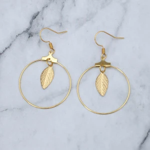 Örhängen med löv  - Guldfärgade örhängen med löv, nickelfria. 11:- i frakt, Fri frakt vid köp över 100:-