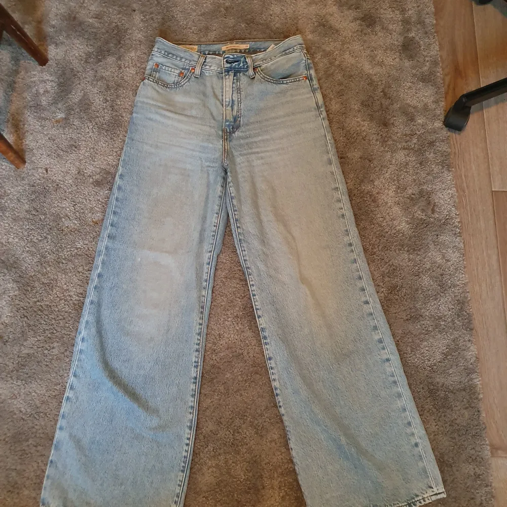 (Inkl frakt) Coola långa och vida Levi's jeans som säljs på grund av att dom inte används. Är i storlek W29 L33. Är använda max 5 gånger och är i mycket fint skick. Nypris var 1249 kr.. Jeans & Byxor.
