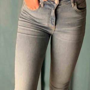  - Blå Bootcut byxor, lite små för mig säljer därför!💙