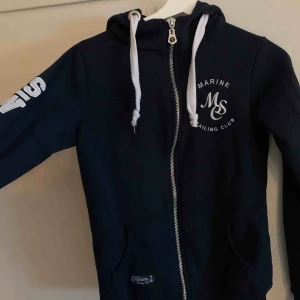  - Mysig mörkblå hoodie med dragkedja!🖤