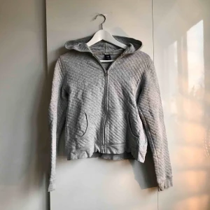 - En mjuk hoodie med dragkedja fram från GAP.  Köparen står för eventuell portokostnad