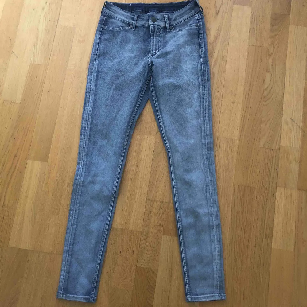 Tajta jeans ifrån Cheap Monday, köpta för cirka 500kr. Använda cirka 2 gånger endast✌🏼passar mig som har XS/S. Jeans & Byxor.