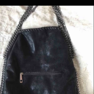  - Säljer min sprillans nya kedjeväska inköpt i Spanien för cirka 500kr, säljer för 270kr