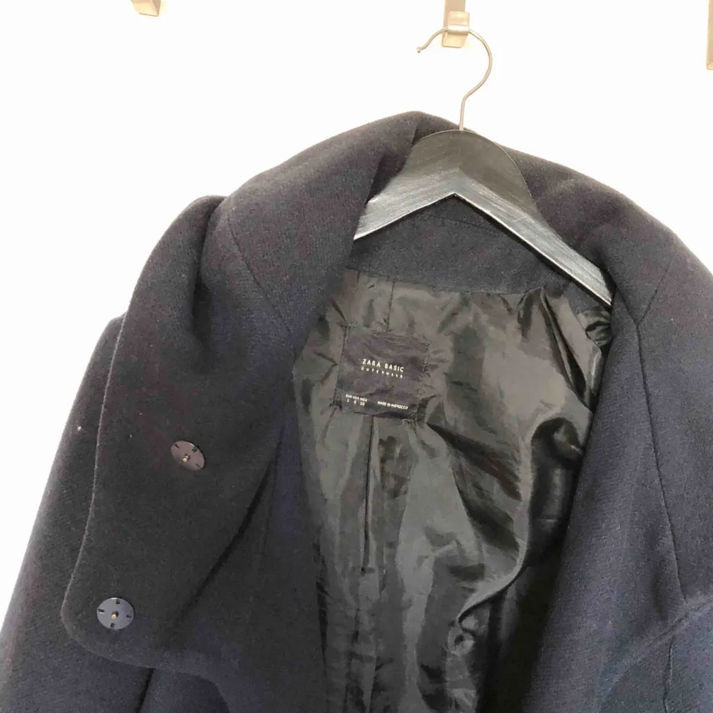Mörk blå snygg kort kappa från Zara.   Nypris: 399:- . Jackor.