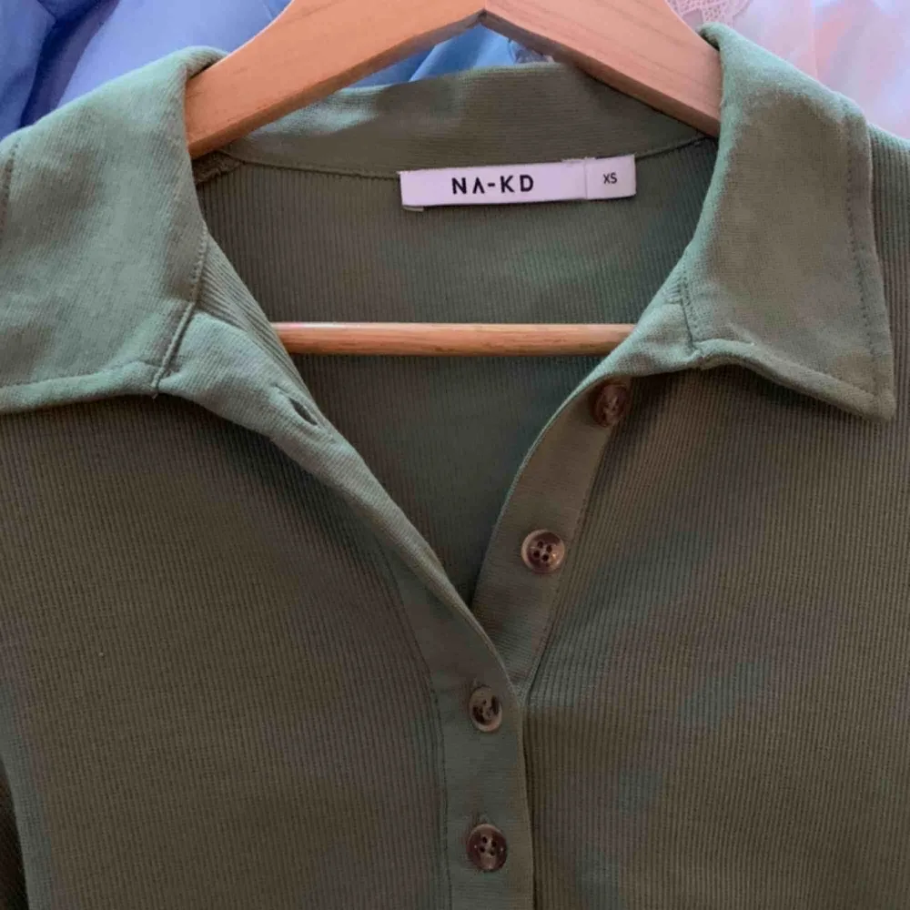 Superfin tröja från NA-KD med knappar och krage, använd max 3ggr, köparen står för frakten🧬💕. Toppar.