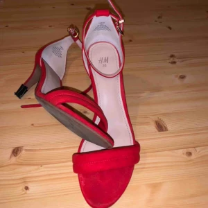  - Riktigt fina klackaskor från h&m! Röda velvet! använda 2 gånger <3 250kr frakt inkluderat i priset <3!
