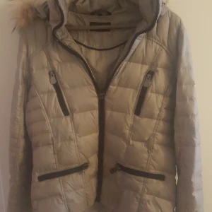 rock and blue vår jacka stl 42 - rock and blue vår jacka stl 42 passar storlek 40 med . Det enda är att hållaren till dragkedjan fattas men fungerar utmärkt ändå .