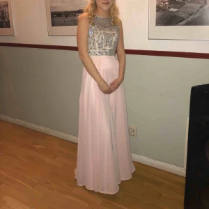  - Säljer denna superfin balklänning som endaste är använd vid 2 st tillfällen. Frakt tillkommer annars möts vi i Falun. 