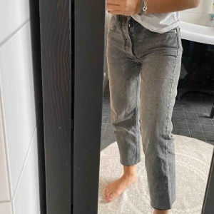  - Gråa jeans köpta på Zara i Spanien förra sommaren, knappt använda!