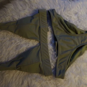  - Helt oanvänd bikini i stl M. Khaki grön, med uttagbara kupor och skön passform🌸