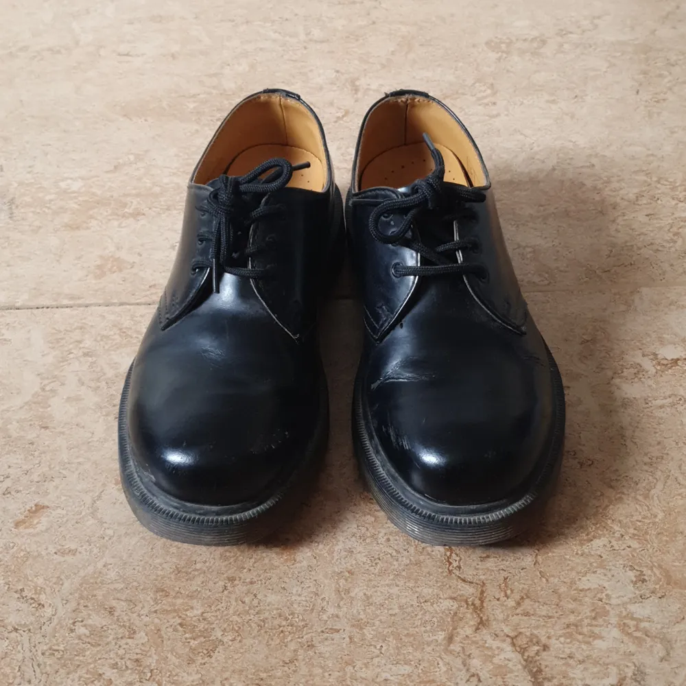 Väl använda men i bra tillstånd, skorna är i storlek 36 (UK 3) men funkar för någon med storlek 37.. Skor.