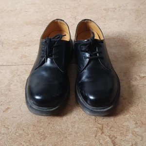 Dr. Martens, stl 36 - Väl använda men i bra tillstånd, skorna är i storlek 36 (UK 3) men funkar för någon med storlek 37.