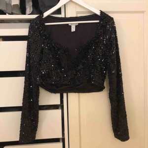  - Jättefin paljetttopp från Nelly, helt oanvänd då den tyvärr var för stor för mig. Passar L/XL M om du har större byst. Frakt ingår i priset⚡️⚡️