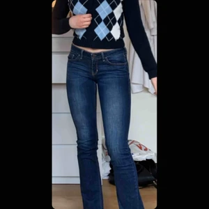  - W 27, L 33 Säljer dessa trendiga jeans🥰 måste tyvärr sälja då de blivit försmå, OBS jag skulle säga att de är små i storleken✨ Lite 2000s vibe🦋🦋