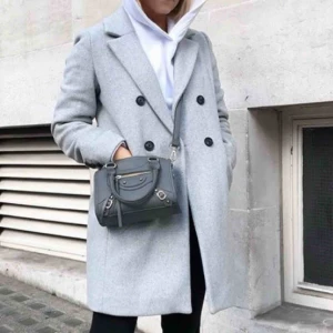  - Snygg grå kappa, perfekt för vår/höst! Frakt ligger på 59kr