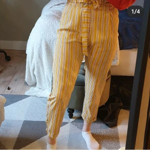 Byxor pull and best M - Jättefina fina byxor från pull & bear. Storlek M men passar S. Inte använda alls mycket.  45kr Frakt tillkommer. Om du inte är nöjd med priset skriv! Betalning sker via swish