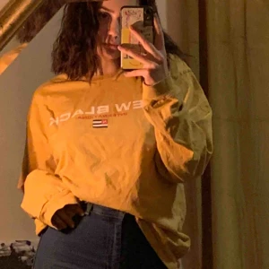  - New Black sweater/långärmad new black tröja! Senapsgul och oversized <3 Aldrig använd, 300kr frakt ingår i priset <3