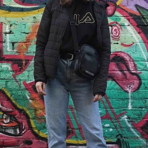  - Svart väska, 2 fack med dragkedja, 1 fack på baksidan utan dragkedja. Riktigt bra skick!