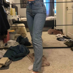  - Supersnygga jeans från monki, modellen High waist relaxed Kimomo jeans. Knappt använda