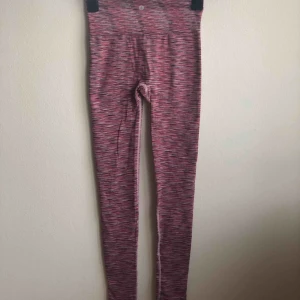  - Fina Pilates/yogapants från Run & Relax, rosamellerade med svart och ljusgrått. Använda fåtal gånger. Möts upp i Stockholm, annars står köparen för frakten. 