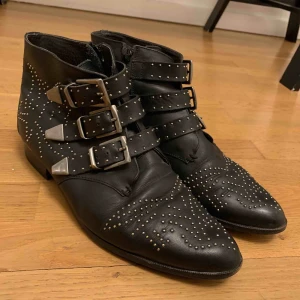  - Boots från Topshop, strlk 41.  Sparsamt använda, nya sulor.  Köparen betalar frakten. 