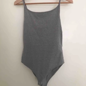  - Grå body, köpt i NYC. Storlek M men jag är 172 cm och fick knappt ihop knapparna, så passar nog på personer som är kortare än mig. 😅 Använd 2-3 gånger. Inga hål eller fläckar. 