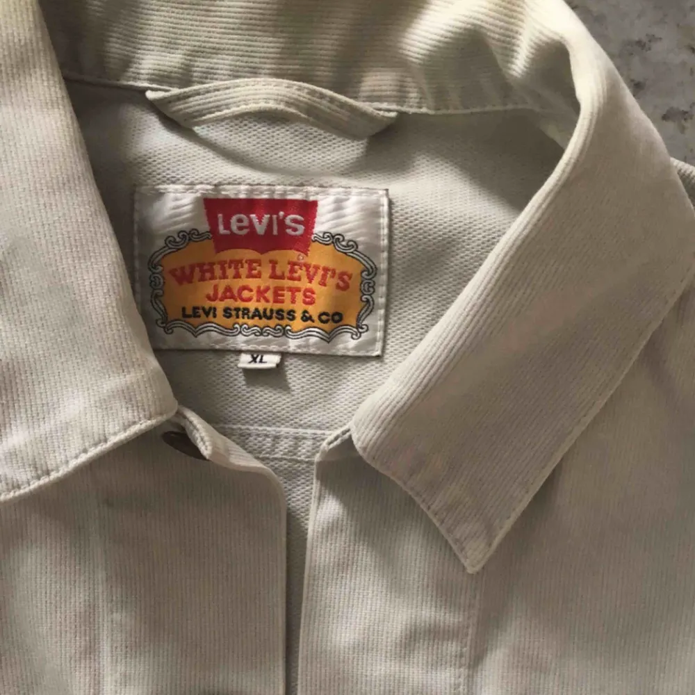 En vit vintage jeans  jacka från märket LEVI’S  Storlek XL men är liten i storlek passar M och L för den som vill ha den lite oversize ( jag är M och 170cm ) satt perfekt!!  Säljer den för 150kr  !kan skickas!. Jackor.