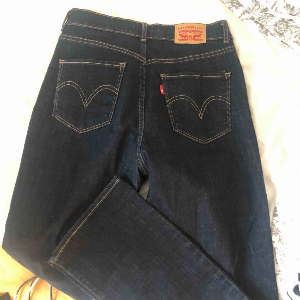 Blåa bootcut jeans från Levis, midwaist, stretchiga, passar för de som är runt 160cm. Använt typ 3 gånger. Jeans & Byxor.