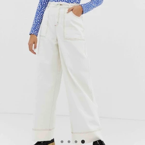  - Benvita vida byxor med bruna sömmar. Tyvärr för små för mig. Använd 1-2 gånger. Från monki, storlek 34 💞🤩 köparen betalar för frakt