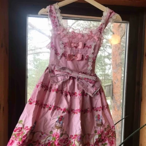  - Klänningen är i storlek M, helt hel och endast använd typ 2 gånger av mig. Stryks och tvättas innan köp. Kan mötas i Stockholm eller frakta! Pruta om ni vill!