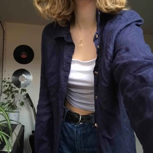  - Säljer denna mörkblåa linneskjorta då den tyvärr inte kommer till användning längre :// Det är en S men skulle säga att den är oversized så passar definitivt en M också! Köparen står för frakten!💘