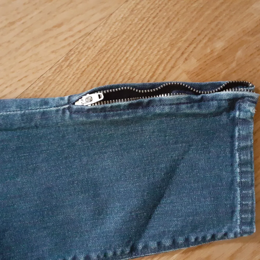 Filippa K jeans model niki zip midwash st 27 fickor fram ,vid fötterna dragkjedjor lite kortare modell. Dragkjedja bak  Nypris 1200 sek använda 1 gång. Pris 300. Jeans & Byxor.