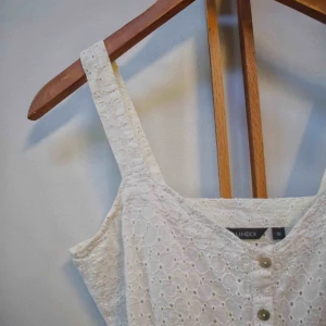  - Gulligt sommarlinne i vit spets från Lindex. Knappar framtill, är i storlek 36 men passar även M. Använd ett fåtal gånger. Frakt tillkommer på 18 kr eller så kan jag mötas i Borås eller Kungsbacka. 