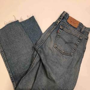 Vintage Levis jeans. Passar strl 28-29 tum. Rak passform. Avklippta nertill.