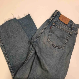  - Vintage Levis jeans. Passar strl 28-29 tum. Rak passform. Avklippta nertill.