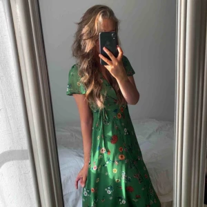  - Jättefin klänning från Forever21. Når till knäna på mig som är 165 🤍 Ganska så v-ringad, men blir snyggt med tex en spetsbh/linne under 🤍