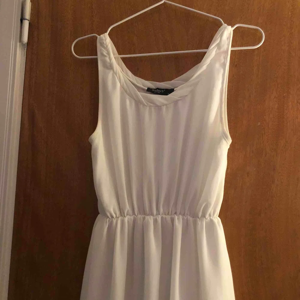 En jättefin vit klänning som man kan använda nästan när som helst!🥰 använd 1 gång. Klänningar.