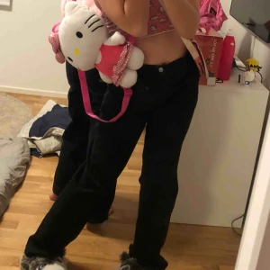 Svarta vida jeans - Säljer dessa svarta jeans, superfina, skulle säga storlek 40 men skulle säga att de sitter som M