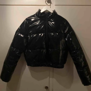  - Populär jacka ifrån hm i lack/vinyl material🤩 storlek 34, köparen betalar frakt!