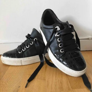  - Svarta bilibi skor med svart ormskinnsplatå. Använda ett fåtal gånger, mycket fint skick. 