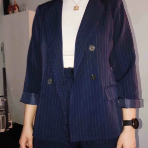 KAVAJ BOHOO - Beställde denna skitsnygga kavaj från Boohoo och fick med en extra, exakt likadan som fortfarande är oöppnad. Storlek 38-40 men passar alla då den är snygg oversized. Nypris ca 400kr, säljer för 300kr inklusive frakt!!