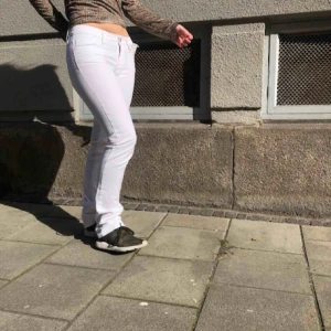  - Oanvända vita jeans.  Fint skick. Kund står för frakt.