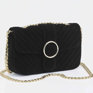 HANDVÄSKA 👜  - Köpt för ca. 1 år sedan från Gina Tricot. (Ordinarie pris 299kr)  Den har sällan använts och är därför i bra skick!!  Säljer den för att någon annan har större användning av den än jag, då jag redan har många väskor 👜