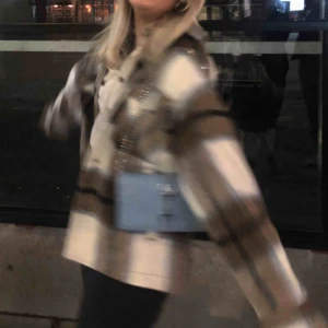  - jättepopulär jacka från zara!!! köpt för några veckor sen och är i suuuuuperskick, blir det många intresserade kör vi budgivning 💖💖💖 