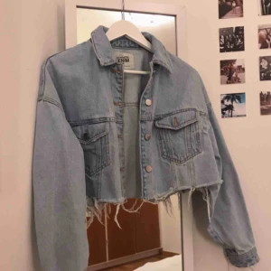  - Säljer min snygga jeansjacka från zara, endast använd vid ett tillfälle!! Frakt tillkommer ✨